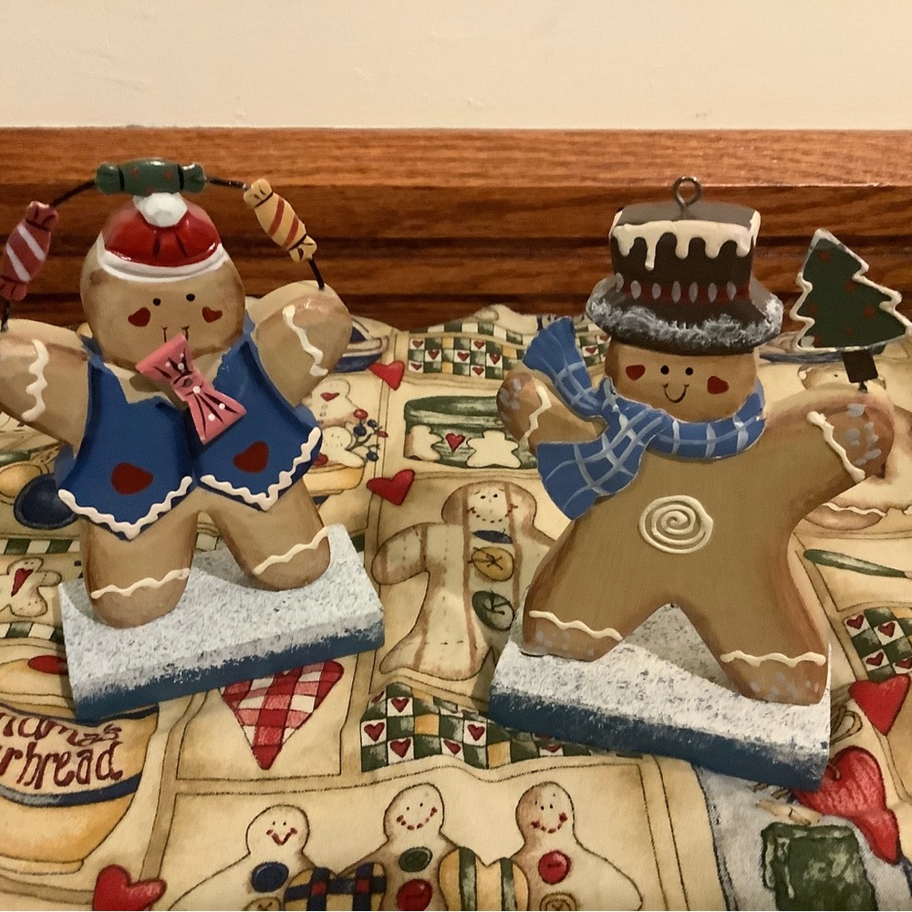 Set of 2 Gingerbread Men Decor